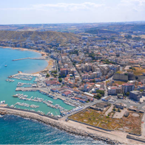 Porto di Crotone e lo sviluppo urbanistico con le case e gli edifici nella zona.